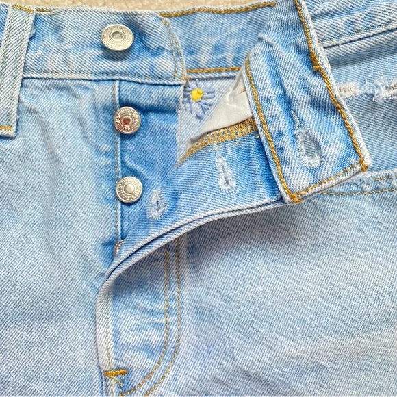 Hand Embroidered Levi’s button fly 501 High Rise Distressed Short Sh… - Picture 5 of 8